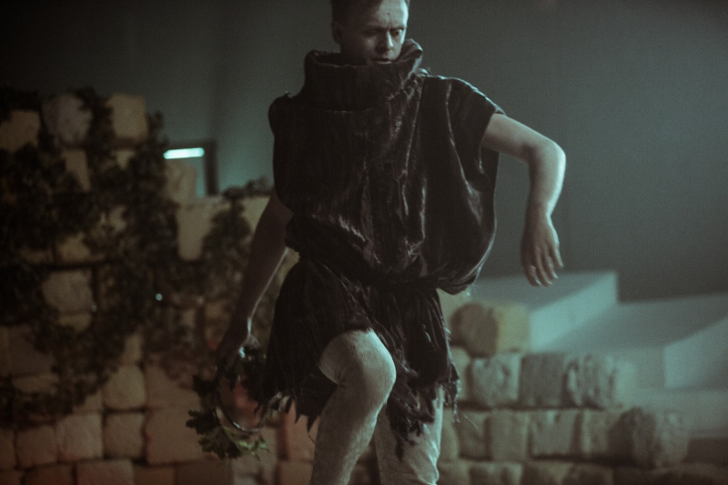 File:Koik, Märt (Helicon – Märt Koik. Camus’ „Caligula” (Must Kast, 2018), foto Gabriela Liivamägi, allikas Must Kast).jpg